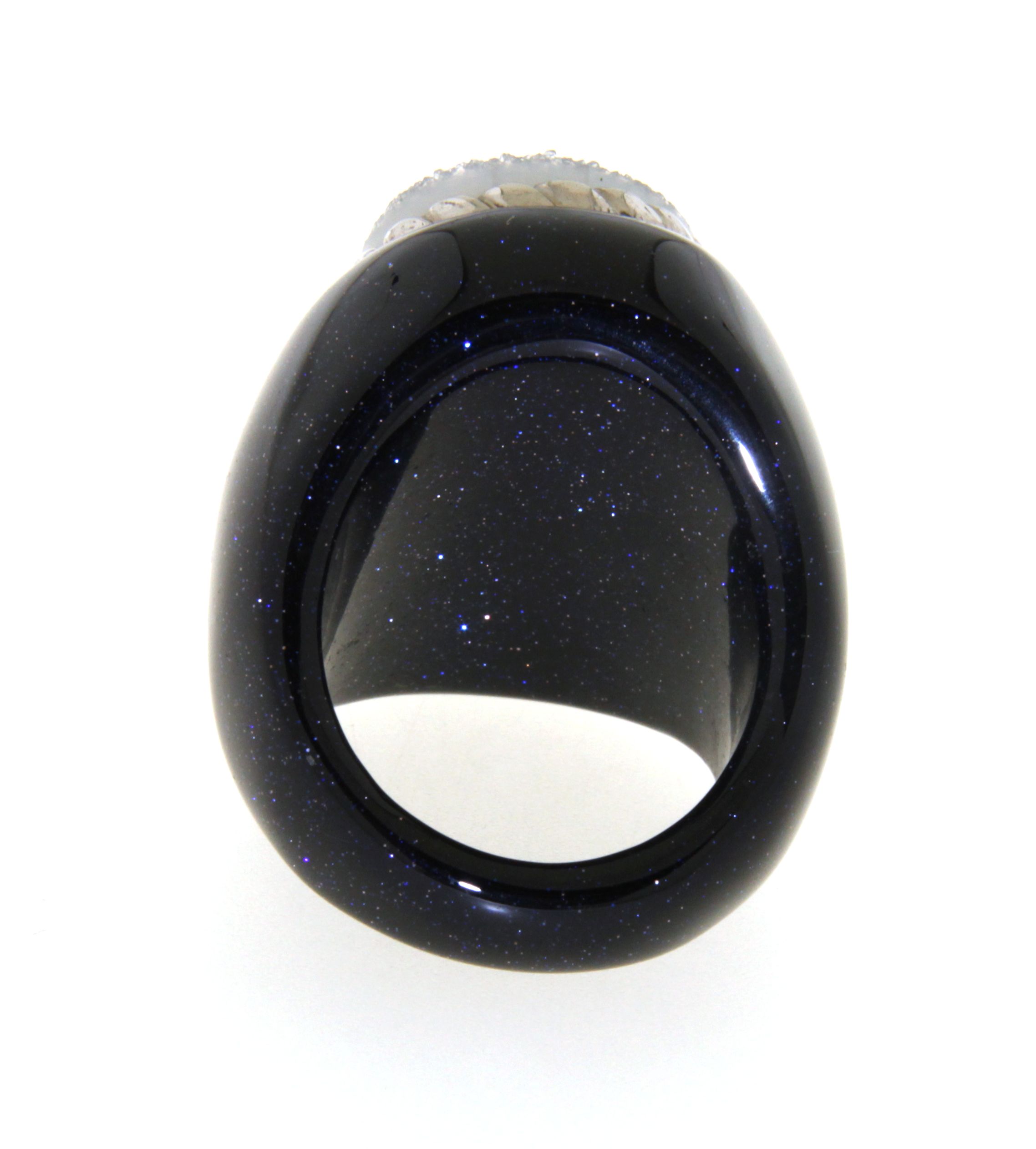 Edelsteinring aus blauem Sandstein mit graue Achat-Druse 