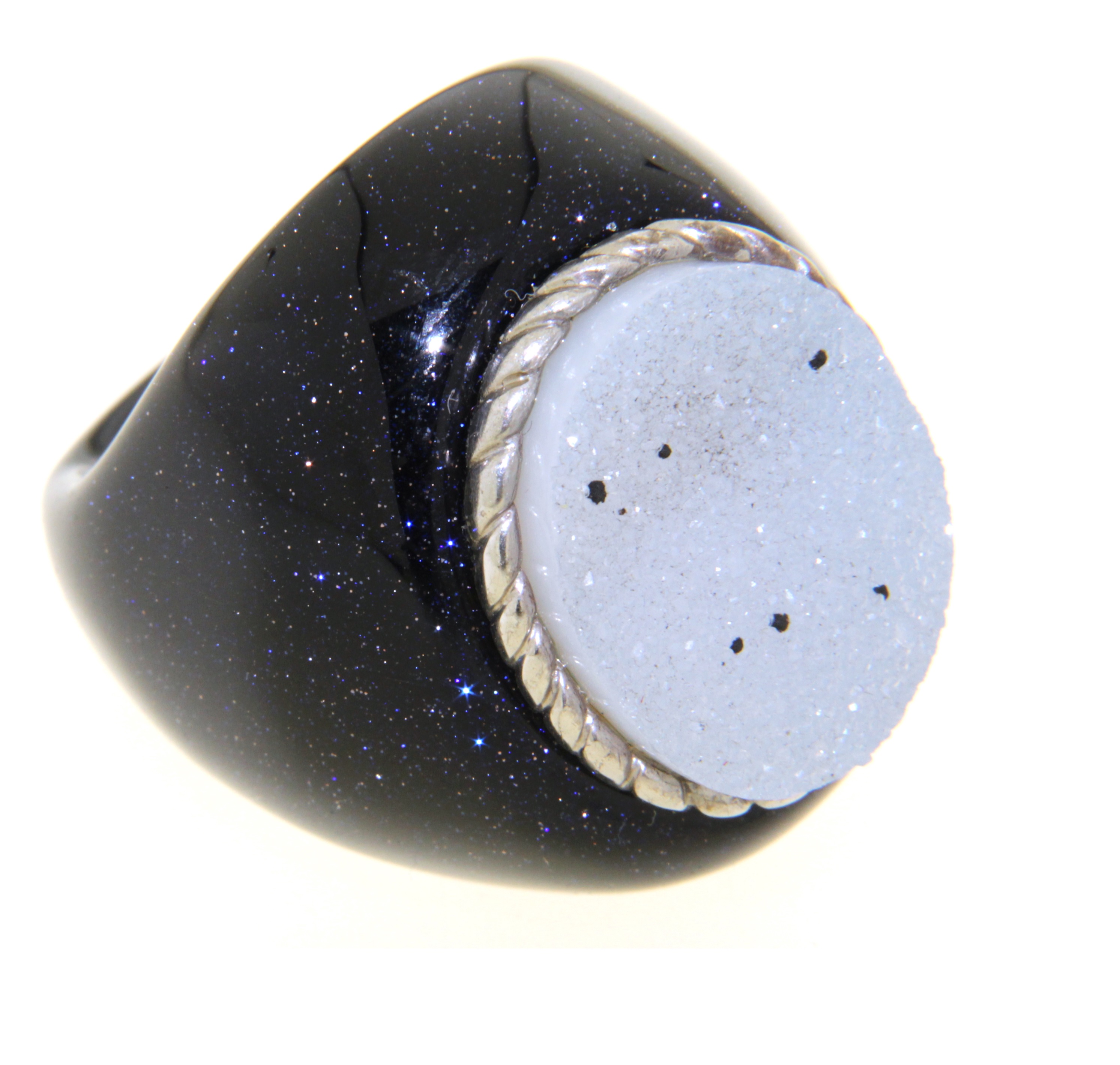Edelsteinring aus blauem Sandstein mit graue Achat-Druse 