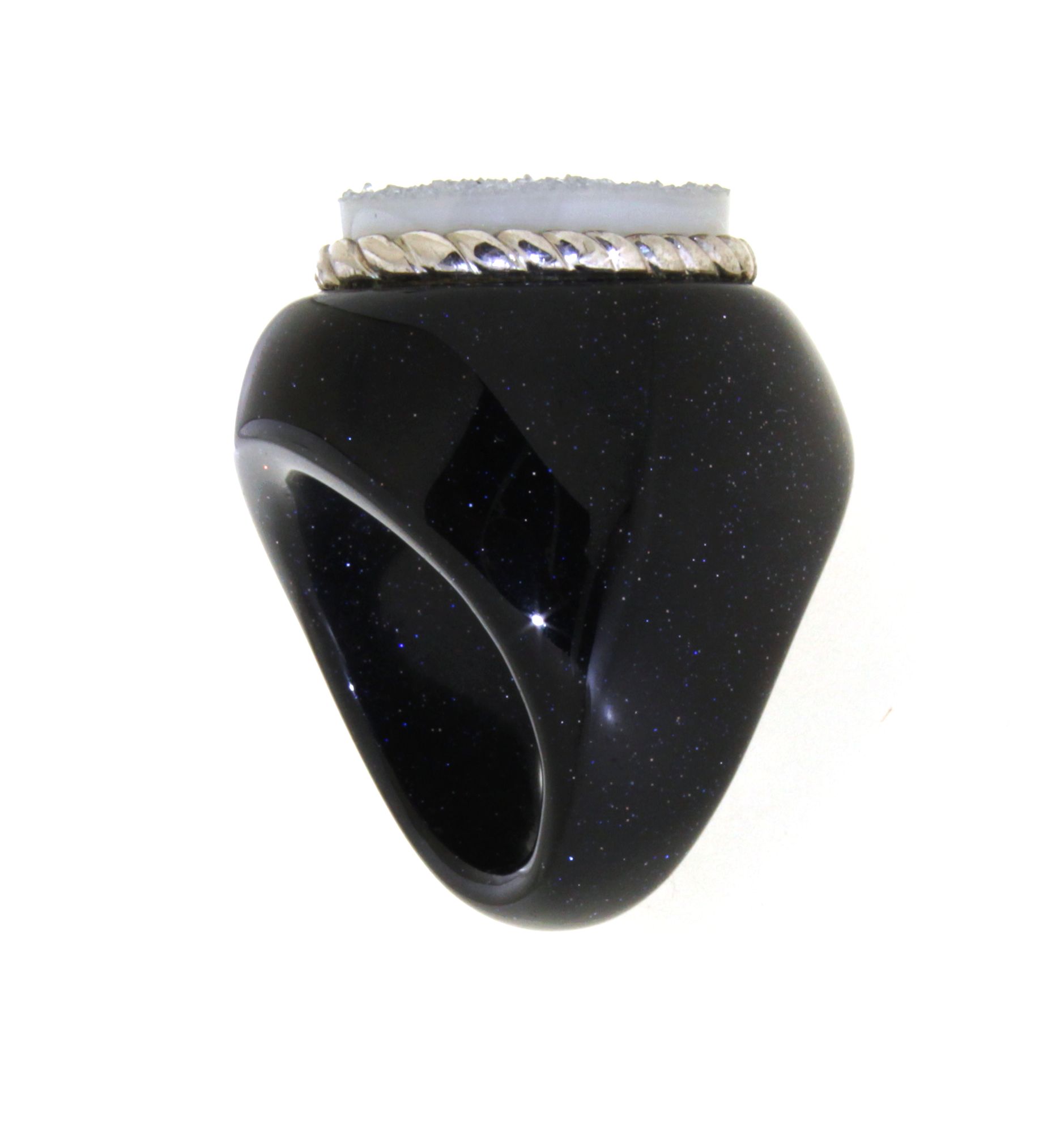 Edelsteinring aus blauem Sandstein mit graue Achat-Druse 