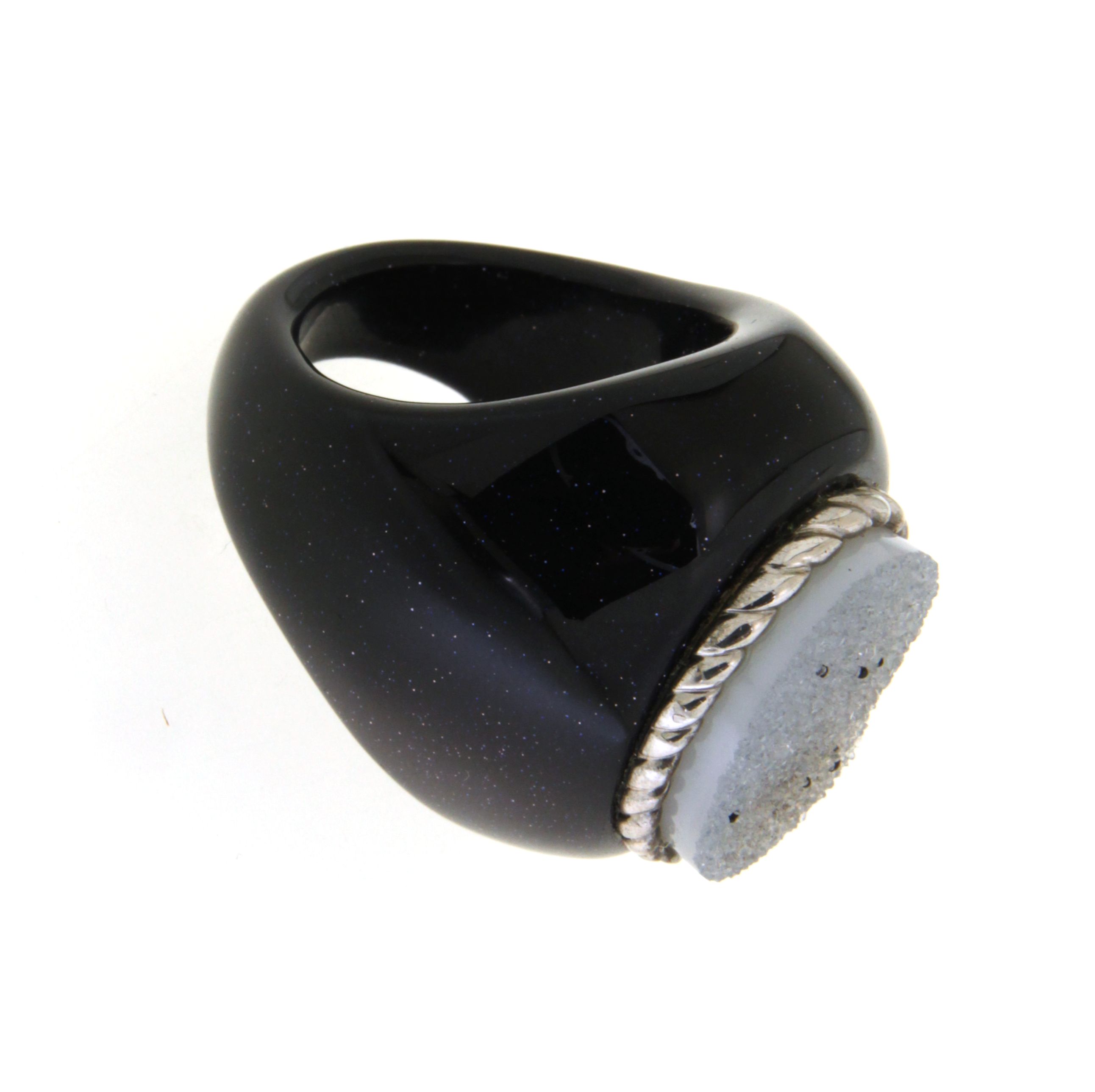 Edelsteinring aus blauem Sandstein mit graue Achat-Druse 